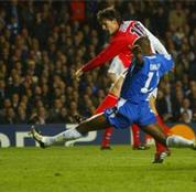Фернандо Морьентес забивает второй гол в ворота «Челси»; Фото: Reuters